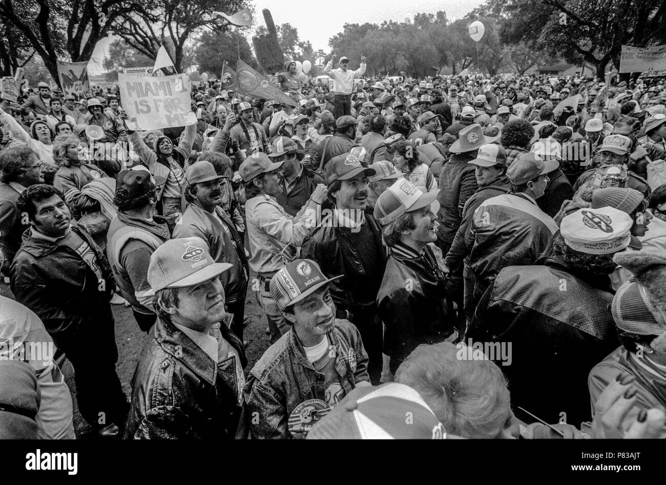 Stanford, California, USA. 20th Jan, 1985. Crowd files through gate 2 after leaving the Super Bowl XIX tailgate on the Stanford University campus. The San Francisco 49ers defeated the Miami Dolphins 38-16 on Sunday, January 20, 1985. Credit: Al Golub/ZUMA Wire/Alamy Live News Stock Photo