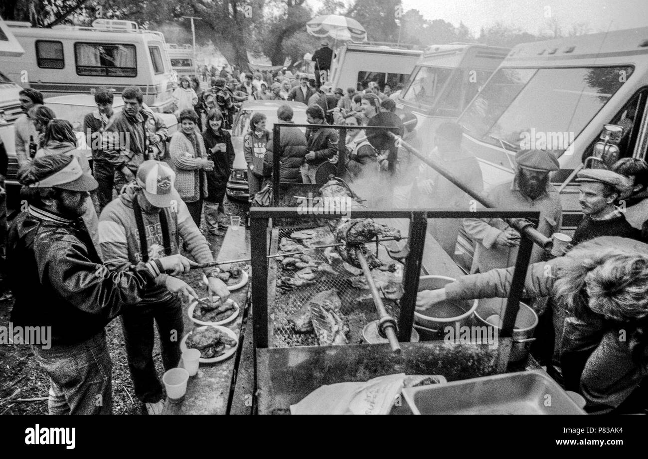 Stanford, California, USA. 20th Jan, 1985. Barbecue in action at the Super Bowl XIX tailgate on the Stanford University campus. The San Francisco 49ers defeated the Miami Dolphins 38-16 on Sunday, January 20, 1985. Credit: Al Golub/ZUMA Wire/Alamy Live News Stock Photo