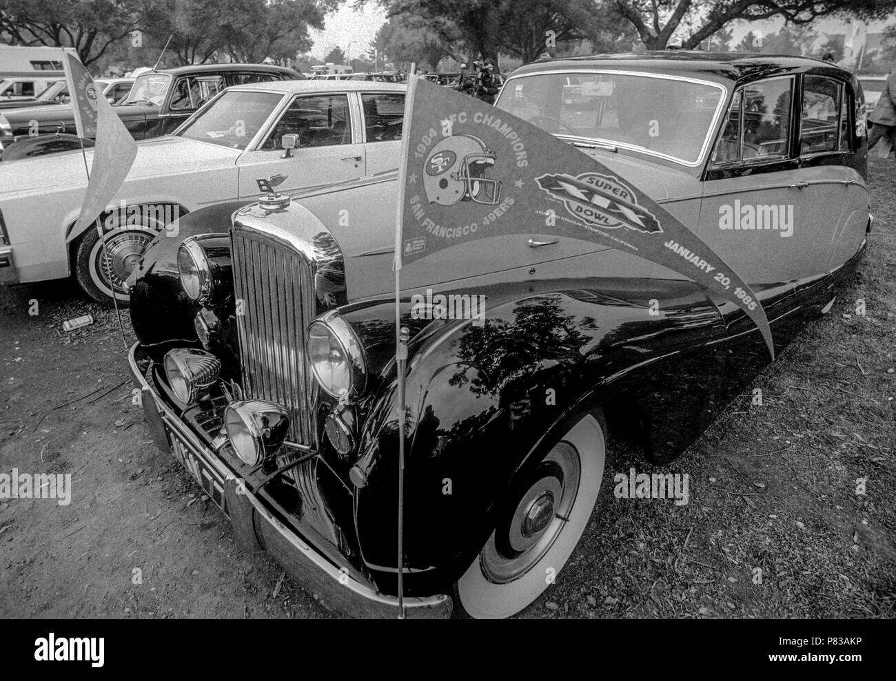 Stanford, California, USA. 20th Jan, 1985. A Bentley with NFC Championship pennant in parking lot at the Super Bowl XIX tailgate on the Stanford University campus. The San Francisco 49ers defeated the Miami Dolphins 38-16 on Sunday, January 20, 1985. Credit: Al Golub/ZUMA Wire/Alamy Live News Stock Photo