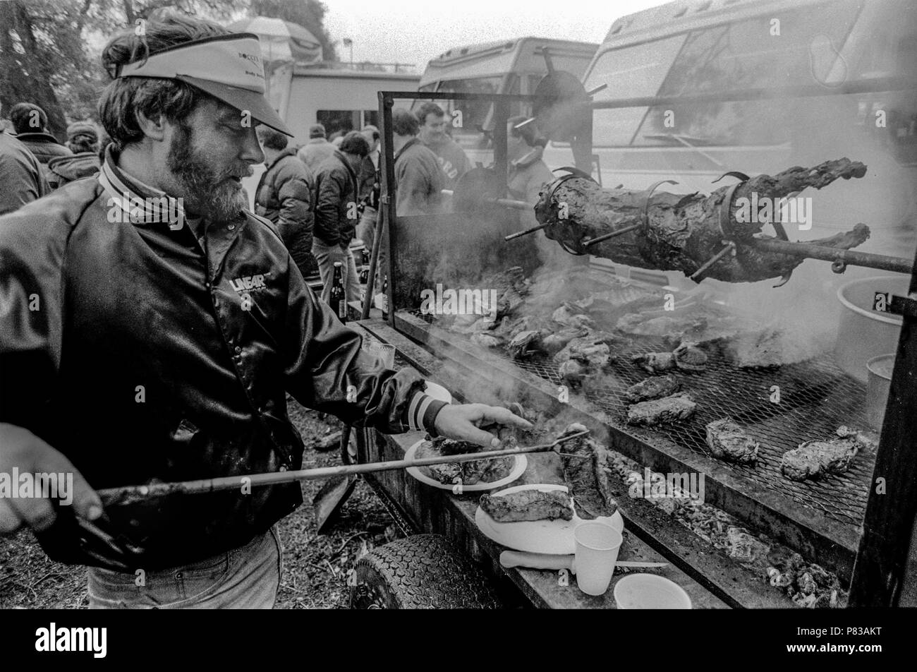 Stanford, California, USA. 20th Jan, 1985. Barbecue in action at the Super Bowl XIX tailgate on the Stanford University campus. The San Francisco 49ers defeated the Miami Dolphins 38-16 on Sunday, January 20, 1985. Credit: Al Golub/ZUMA Wire/Alamy Live News Stock Photo