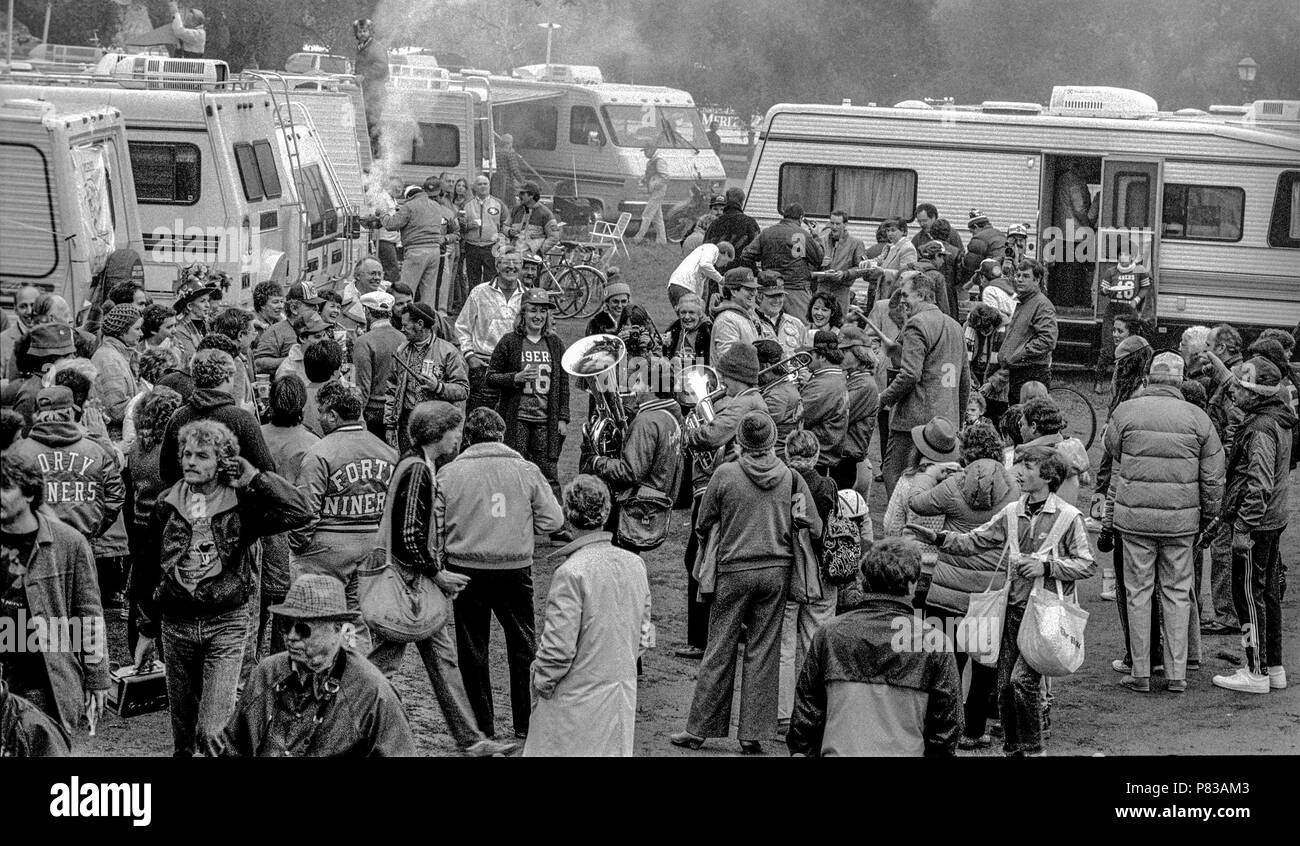 Stanford, California, USA. 20th Jan, 1985. Fans drink and eat at the Super Bowl XIX tailgate on the Stanford University campus. The San Francisco 49ers defeated the Miami Dolphins 38-16 on Sunday, January 20, 1985. Credit: Al Golub/ZUMA Wire/Alamy Live News Stock Photo