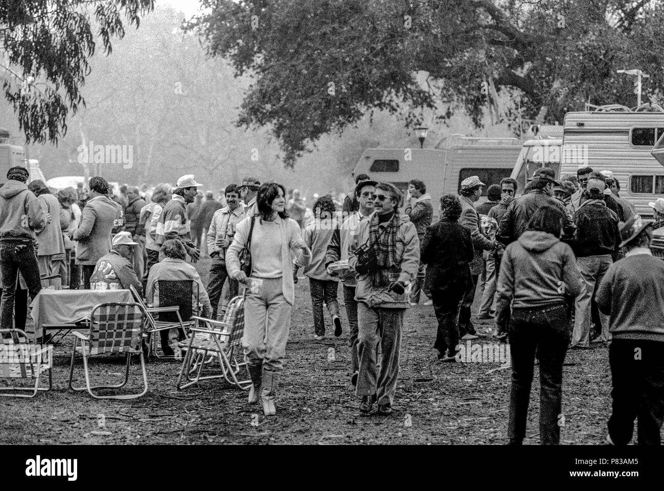 Stanford, California, USA. 20th Jan, 1985. Fans enjoy walking in the cool, foggy morning at the Super Bowl XIX tailgate on the Stanford University campus. The San Francisco 49ers defeated the Miami Dolphins 38-16 on Sunday, January 20, 1985. Credit: Al Golub/ZUMA Wire/Alamy Live News Stock Photo