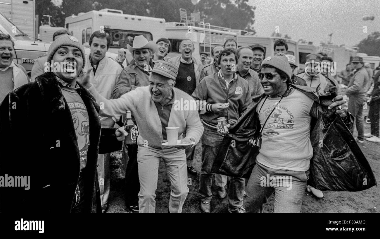 Stanford, California, USA. 20th Jan, 1985. Fans from both teams joke and have fun at the Super Bowl XIX tailgate on the Stanford University campus. The San Francisco 49ers defeated the Miami Dolphins 38-16 on Sunday, January 20, 1985. Credit: Al Golub/ZUMA Wire/Alamy Live News Stock Photo