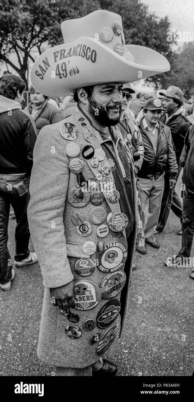 Stanford, California, USA. 20th Jan, 1985. 49ers fan with buttons at the Super Bowl XIX tailgate on the Stanford University campus. The San Francisco 49ers defeated the Miami Dolphins 38-16 on Sunday, January 20, 1985. Credit: Al Golub/ZUMA Wire/Alamy Live News Stock Photo