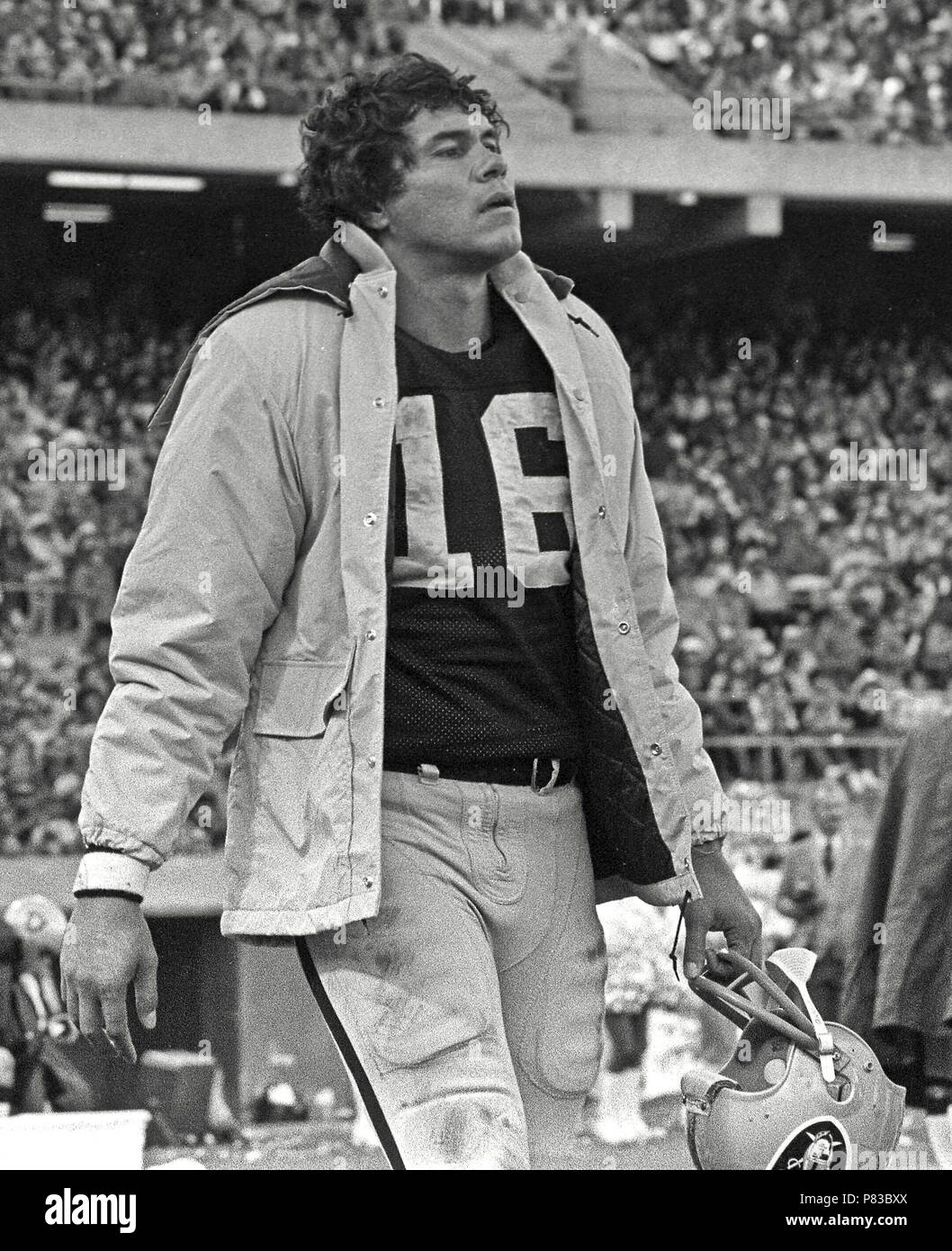 Oakland, California, USA. 7th Dec, 1980. Oakland Raiders vs Dallas Cowboys  at Oakland-Alameda County Coliseum Sunday, December 7, 1980. Oakland Raider  Guard Gene Upshaw and Tackle Art Shell on the bench. Raiders