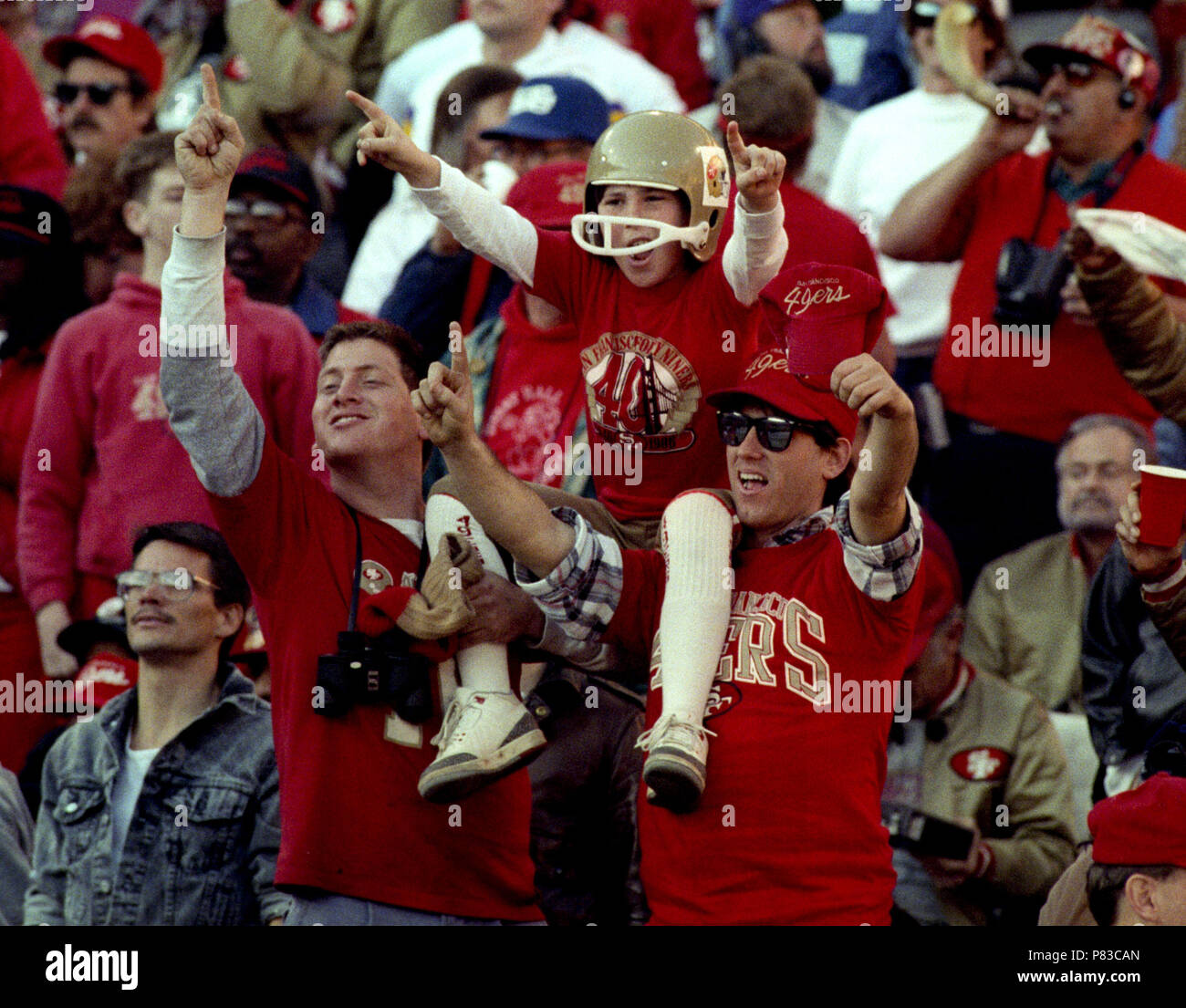 Nfl football fans cheering hi-res stock photography and images - Alamy
