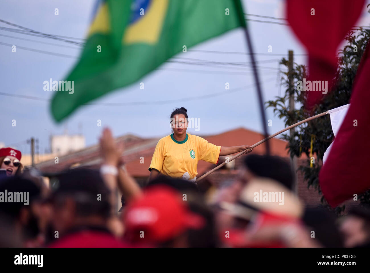 Curitiba, Brazil. 08th July, 2018. Supporters of Lula da Silva wait for the release of the former president outside the police's headquarter. After the Federal Court had initially ordered the immediate release of the 72-year-old, the competent judge João Gebran Neto stopped the release of Brazil's most famous prisoner immediately. Credit: Henry Milleo/DPA/dpa/Alamy Live News Stock Photo
