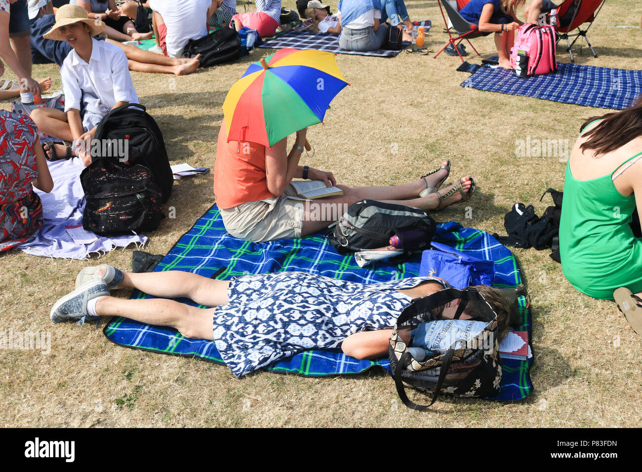London 9th July 2018. Tennis fans queue in the hot sunshine on another sweltering humid day  to gain entry into the grounds of The All England club on what is known as 'Manic Monday as temperatures are expected to reach 30C, making it the 16th day in a row where temperatures have reached  more than 28C.' Credit: amer ghazzal/Alamy Live News Stock Photo