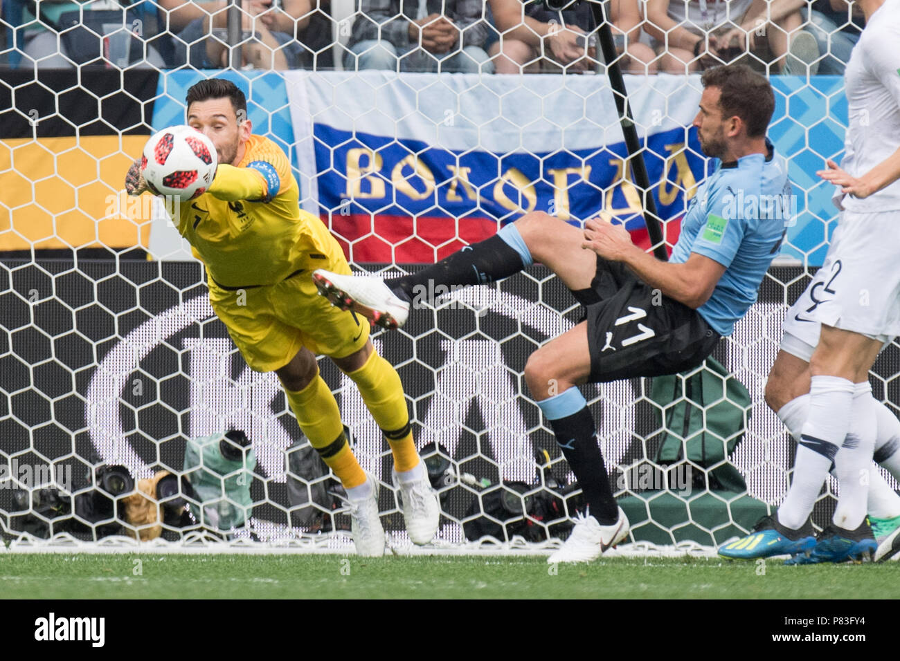goalkeeper Hugo LLORIS (left, FRA) is on the ball in front of Cristhian STUANI (URU), action, duels, Uruguay (URU) - France (FRA) 0: 2, quarter-finals, game 57, on 06.07.2018 in Nizhny Novgorod; Football World Cup 2018 in Russia from 14.06. - 15.07.2018. | usage worldwide Stock Photo