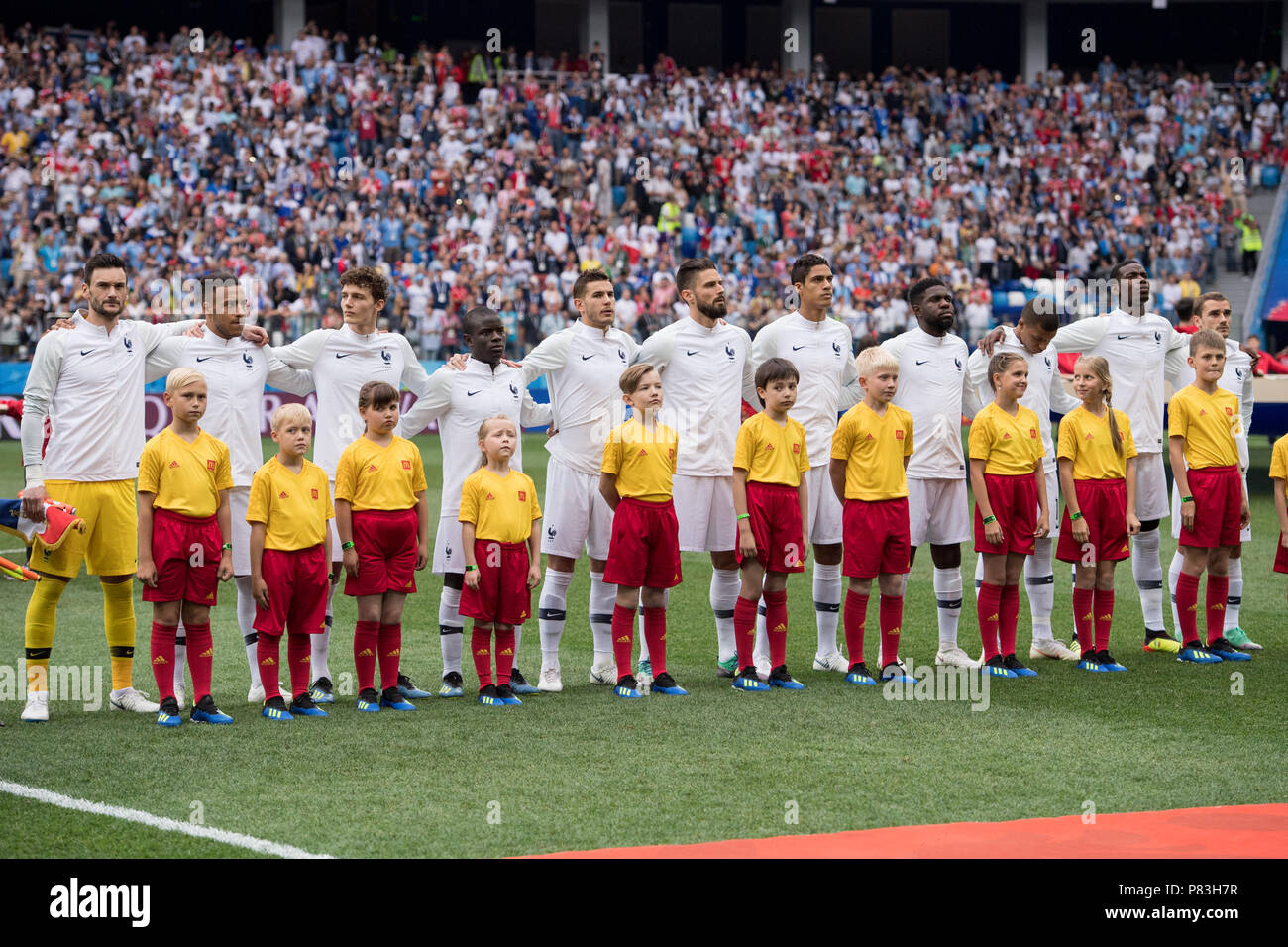 The French players waherend the national anthem, singing, singing, presentation, Prsssentation
