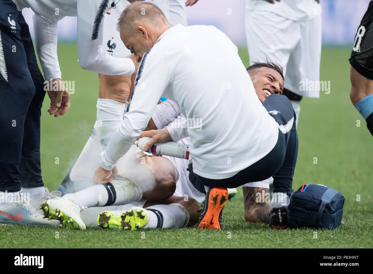 Corentin TOLISSO (lying, FRA) is being treated, injury, injured, pain, ice spray, Uruguay (URU) - France (FRA) 0: 2, quarterfinals, game 57, on 06.07.2018 in Nizhny Novgorod; Football World Cup 2018 in Russia from 14.06. - 15.07.2018. | usage worldwide Stock Photo