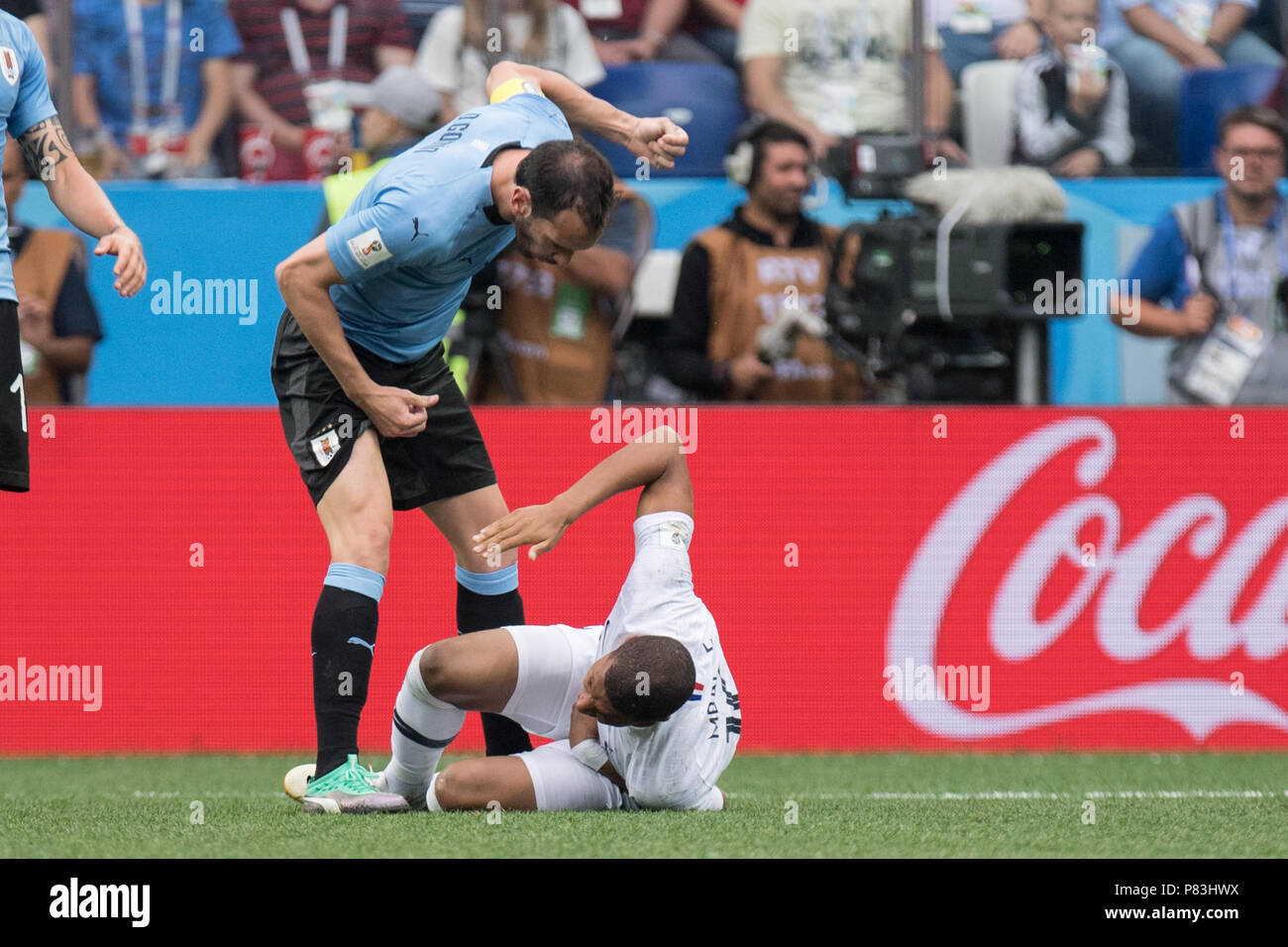 Diego GODIN (URU) wants Kylian MBAPPE (FRA) getting up, frustrated, frustrated, late-rateed, disappointed, showered, decapitation, disappointment, sad, hurt, injury, lying, whole figure, Uruguay (URU) - France (FRA) 0: 2, Quarterfinals, Game 57, on 06.07.2018 in Nizhny Novgorod; Football World Cup 2018 in Russia from 14.06. - 15.07.2018. | usage worldwide Stock Photo