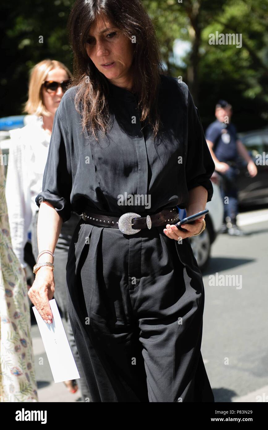 Paris Frankreich 02nd July 18 Emmanuelle Alt Posing On The Street Before The Dior Runway Show During Haute Couture Fashion Week In Paris July 1 18 Credit Runway Manhattan For