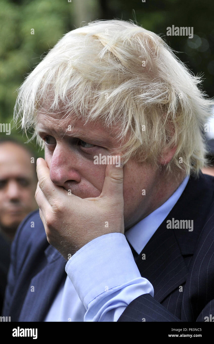 Ealing, London, Great Britain. 11th Aug, 2011. Londons Mayor Boris Johnson reacts during his visit to Ealing, London, Great Britain, 11 August 2011. Six days after violent riots started in Tottenham, London appears to regain calm. Some 800 rioters and looters were detained in several English cities. 16,000 police officers are at present deployed in London. Credit: Marius Becker | usage worldwide/dpa/Alamy Live News Stock Photo