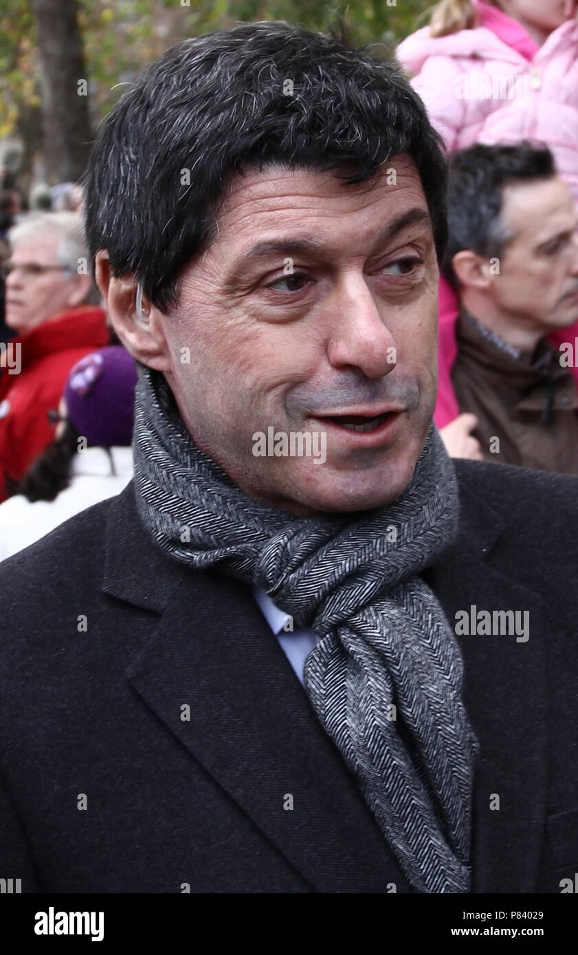 JON SOPEL BBC POLITICAL CORRESPONDENT FOR BBC WORLD INTERNATIONAL NEWS CHANNEL NORTH AMERICA EDITOR ON THE VICTORIA EMBANKMENT, LONDON ON 30TH NOVEMBER 2011. Stock Photo