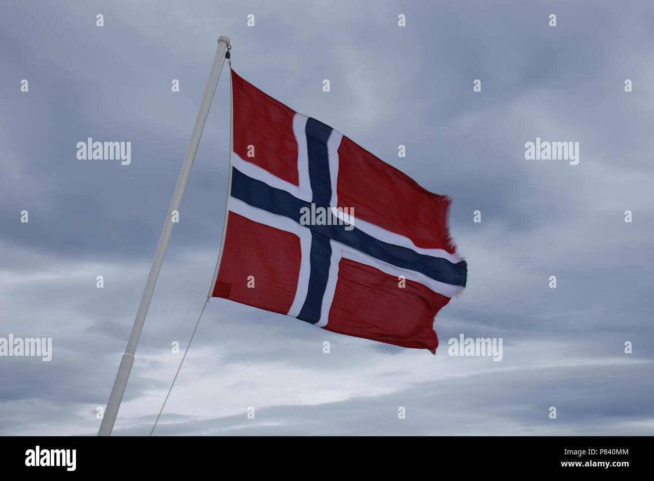 Fahne, Flagge, Norwegen, Nation, Kreuz, Wind, wehen, Mast, Fahnenmast, Nation, Nationalität, Flagge, Kreuz, Skandinavien, rot, weiß, blau, Symbol, erk Stock Photo