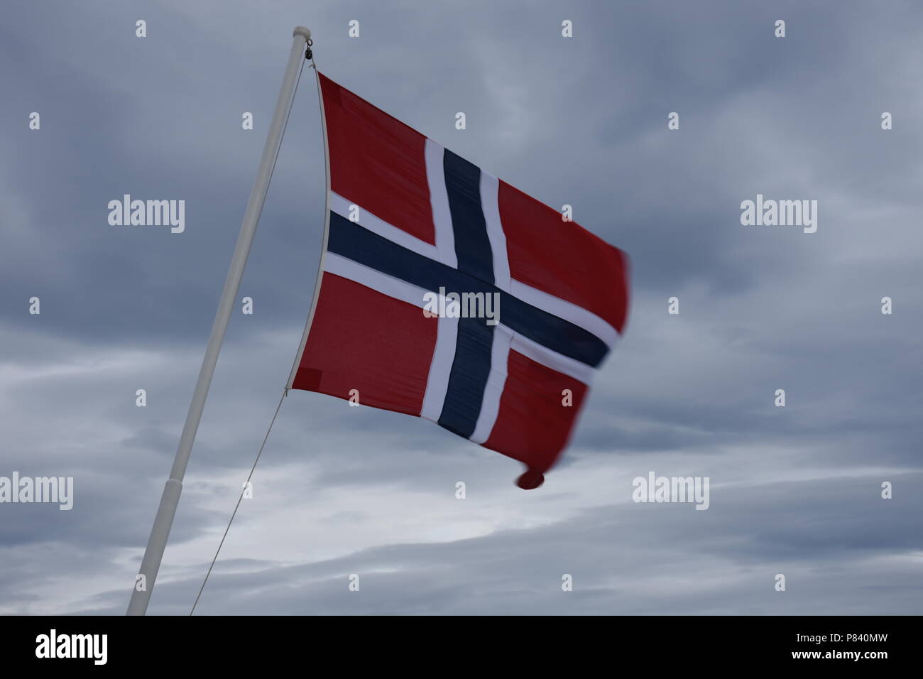 Fahne, Flagge, Norwegen, Nation, Kreuz, Wind, wehen, Mast, Fahnenmast, Nation, Nationalität, Flagge, Kreuz, Skandinavien, rot, weiß, blau, Symbol, erk Stock Photo