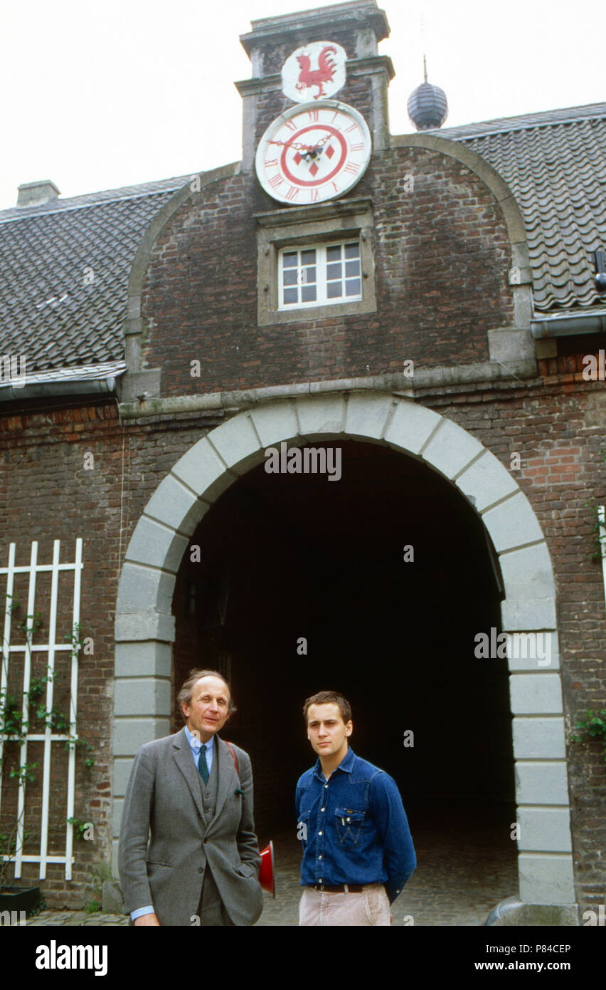 dr-maximilian-graf-von-spee-mit-sohn-wilhelm-vor-dem-portal-von