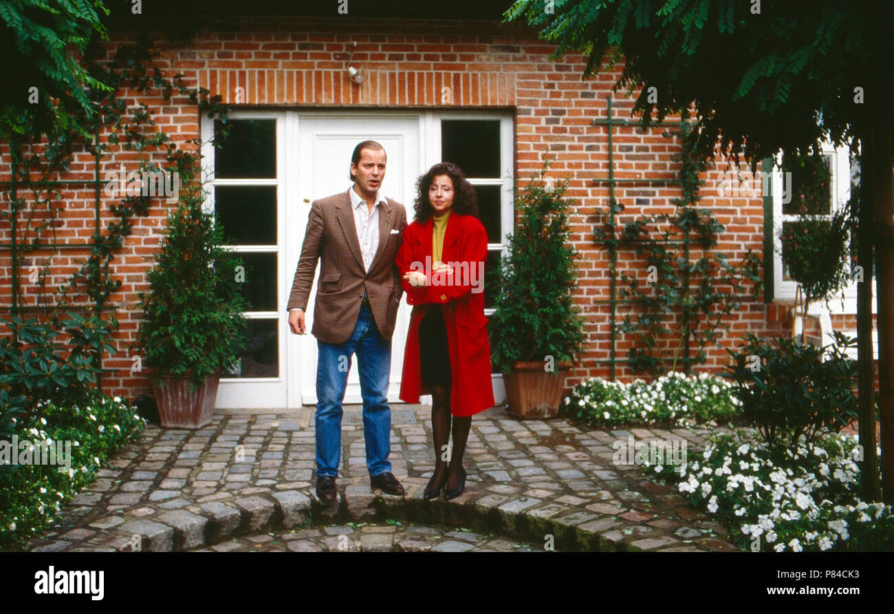 Enno Freiherr Von Ruffin Mit Ehefrau Sangerin Vicky Leandros Auf Gut Basthorst Deutschland 1988 Enno Baron Von Ruffin With His Wife Singer Vicky Leandros At Basthorst Mansion Germany 1988 Stock Photo Alamy