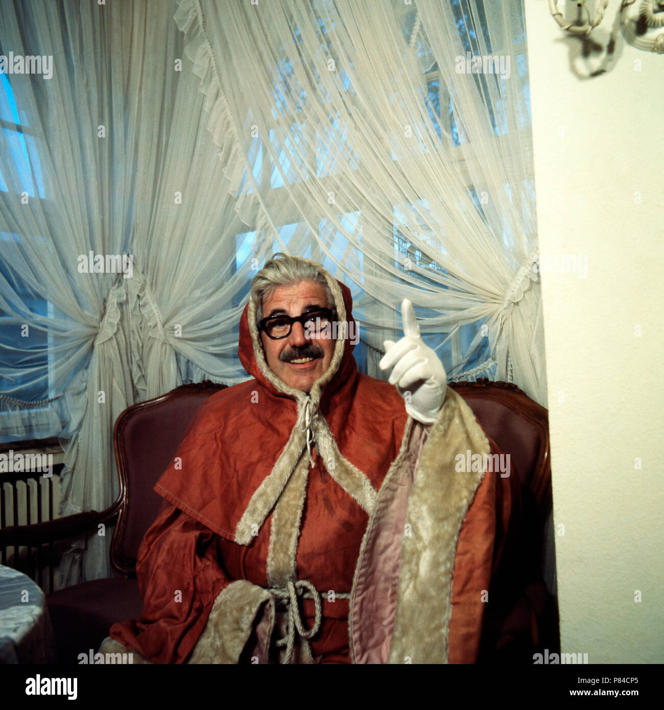 Volksschauspieler Willy Millowitsch als Weihnachtsmann in Köln, Deutschland 1966. Folklore actor Willy Millowitsch as Santa Clause at Cologne, Germany 1966. Stock Photo