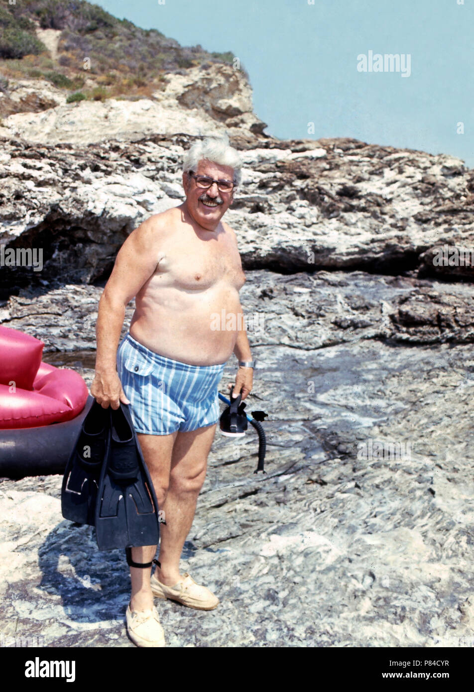 Willy Millowitsch im Urlaub auf Elba, Italien 1974. Willy Millowitsch enjoying his summer vacation at Elba, Italy 1974. Stock Photo