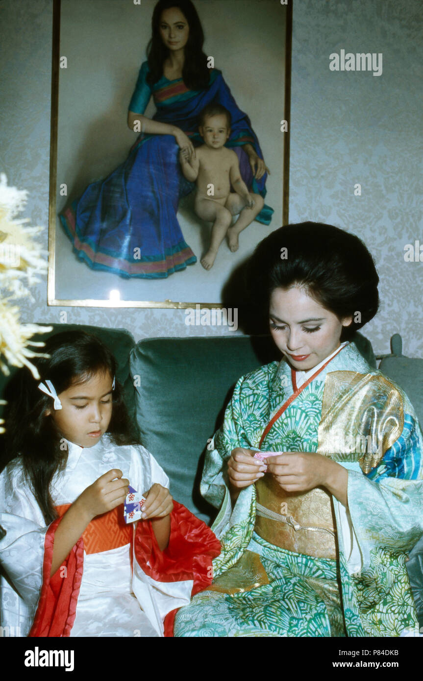 Ratna Sari Dewi Sukarno mit Tochter Kartika Carina, Frankreich 1970er Jahre. Ratna Sari Dewi Sukarno with daughter Kartika Carina, France 1970s. Stock Photo