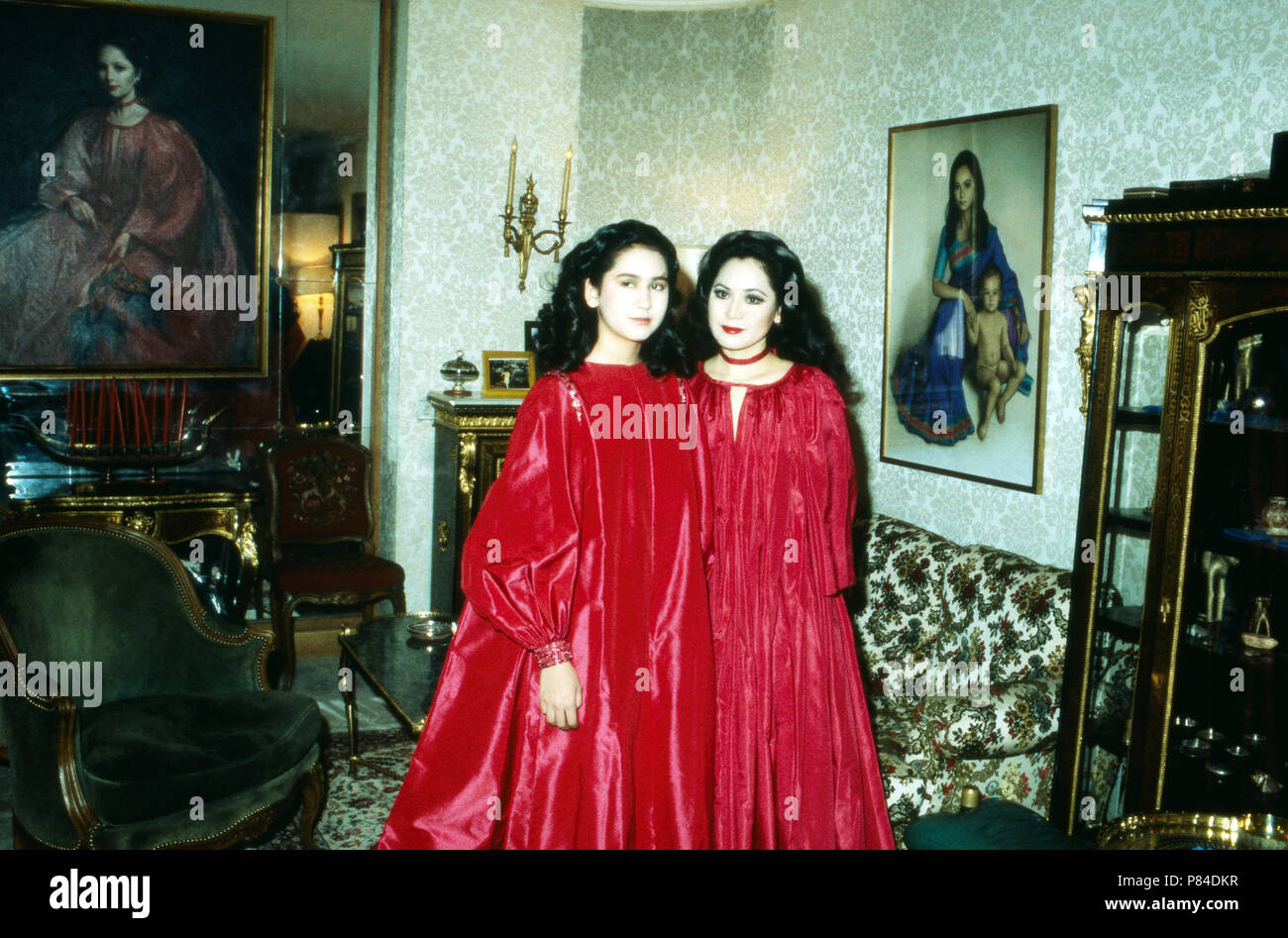 Ratna Sari Dewi Sukarno mit Tochter Kartika Carina in Paris, Frankreich 1980er Jahre. Ratna Sari Dewi Sukarno with daughter Kartika Carina at Paris, France 1980s. Stock Photo