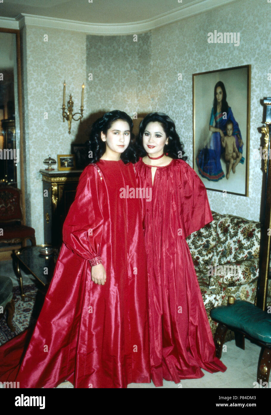 Ratna Sari Dewi Sukarno mit Tochter Kartika Carina in Paris, Frankreich 1980er Jahre. Ratna Sari Dewi Sukarno with daughter Kartika Carina at Paris, France 1980s. Stock Photo