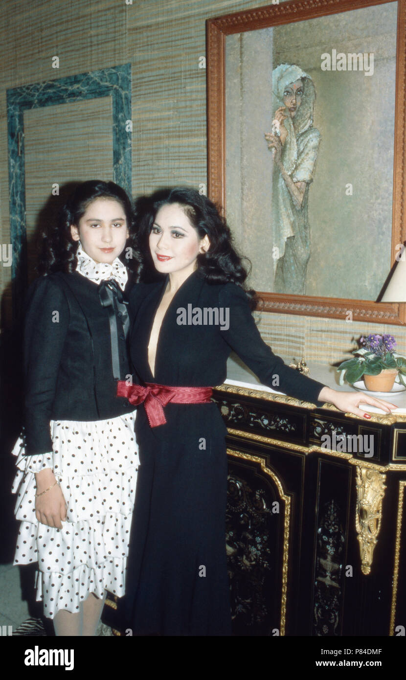 Ratna Sari Dewi Sukarno mit Tochter Kartika Carina in Paris, Frankreich