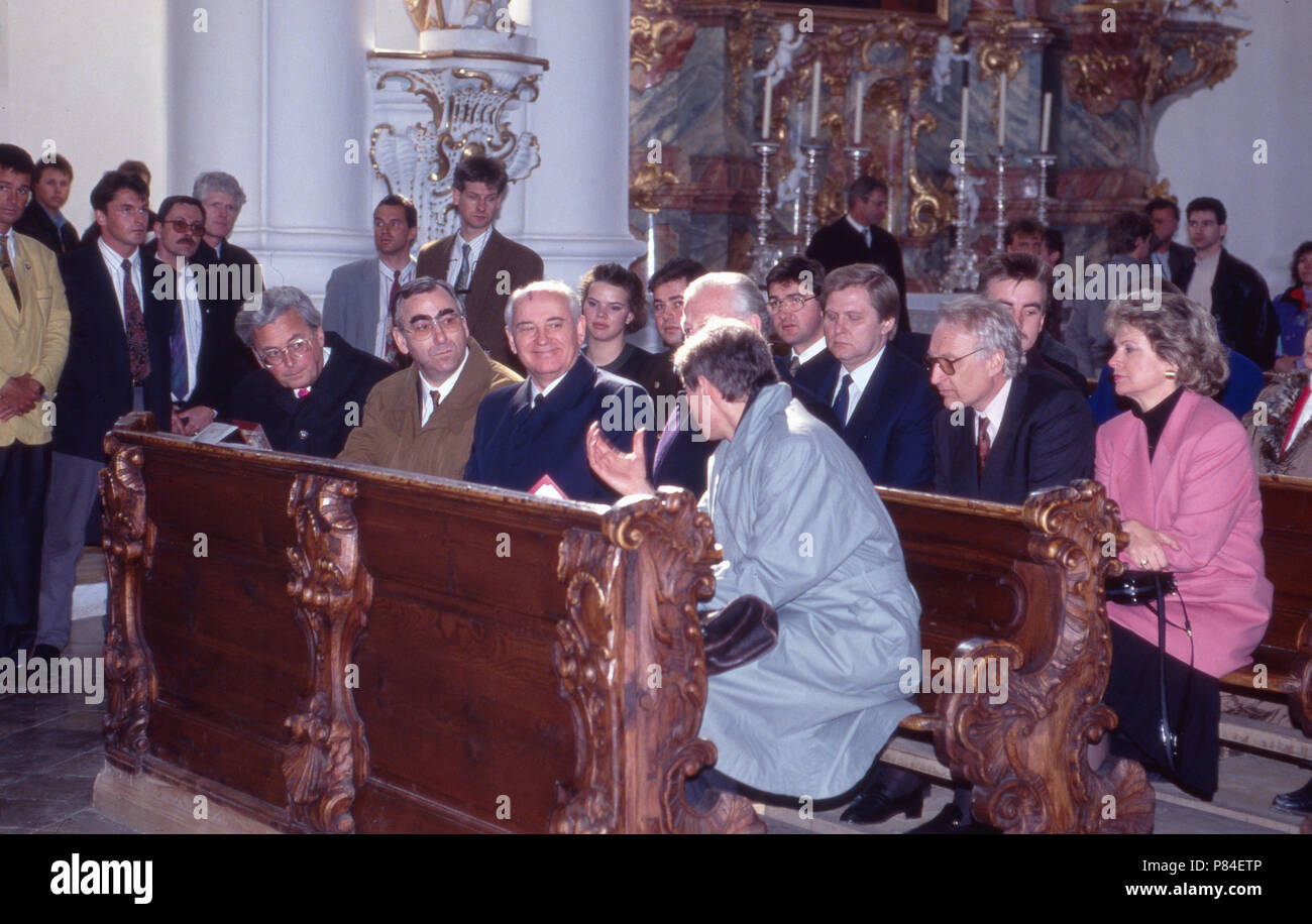 Der ehemalige sowjetische Staatspräsident Michail Gorbatschow neben Theo Waigel (links) zu Besuch in Steingaden, Deutschland 1992. Former Soviet president Michail Gorbachev beside Theo Waigel (left) visiting Steingaden, Germany 1992. Stock Photo
