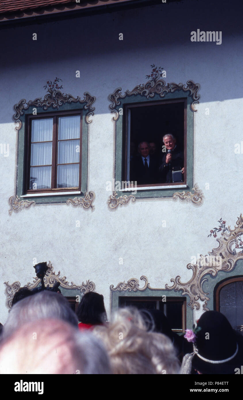 Der ehemalige sowjetische Staatspräsident Michail Gorbatschow mit Ehefrau Raissa zu Besuch in Steingaden, Deutschland 1992. Former Soviet president Michail Gorbachev and his wife Raissa visiting Steingaden, Germany 1992. Stock Photo