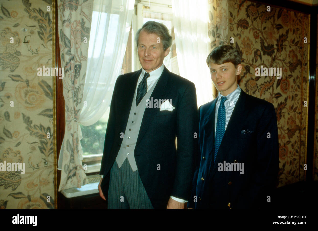 Anton Wolfgang Graf von Faber-Castell mit Sohn Charles, Deutschland 1996. Anton  Wolfgang Count of Faber Castell with his son Charles, Germany 1996 Stock  Photo - Alamy