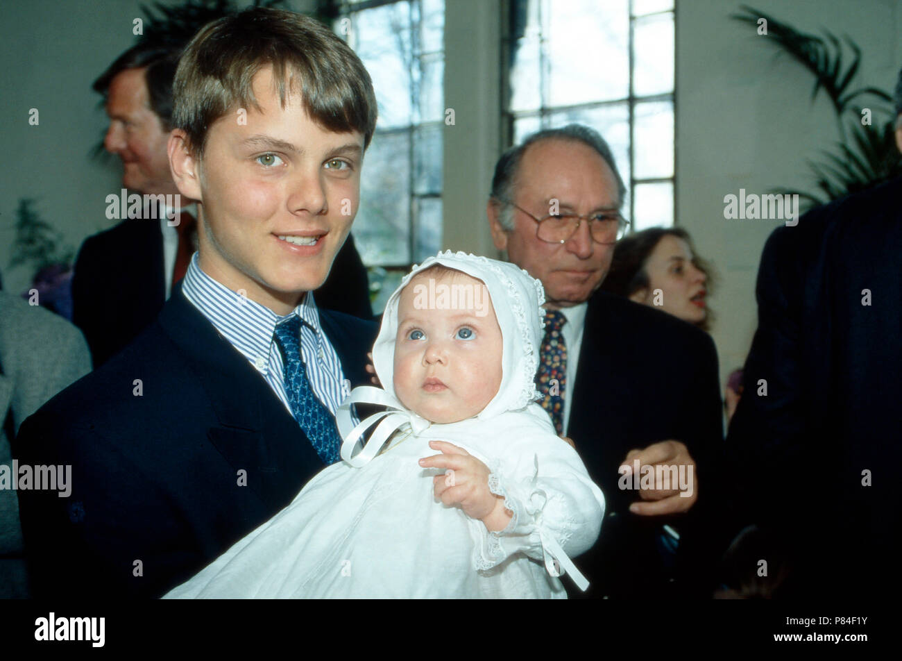 Charles von Faber-Castell mit seiner Schwester Sarah, Deutschland 1996.  Charles of Faber Castell with his baby sister Sarah, Germany 1996 Stock  Photo - Alamy