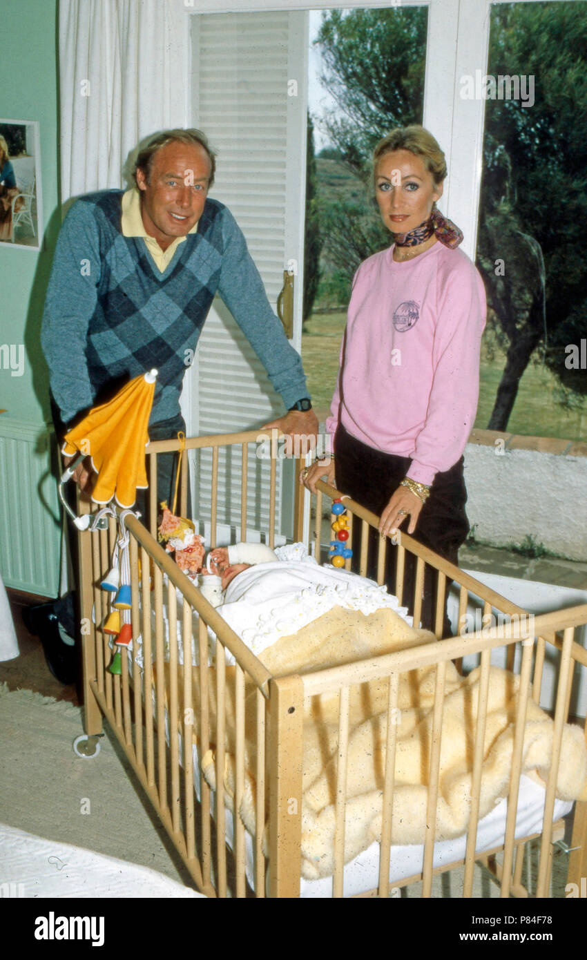 Bea von Auersperg mit Ehemann Alfred Alfi und Tochter Cecilie in Marbella, Spanien 1983. Bea von Auersperg with her husband Alfred Alfi and daughter Cecilie at Marbella, Spain 1983. Stock Photo