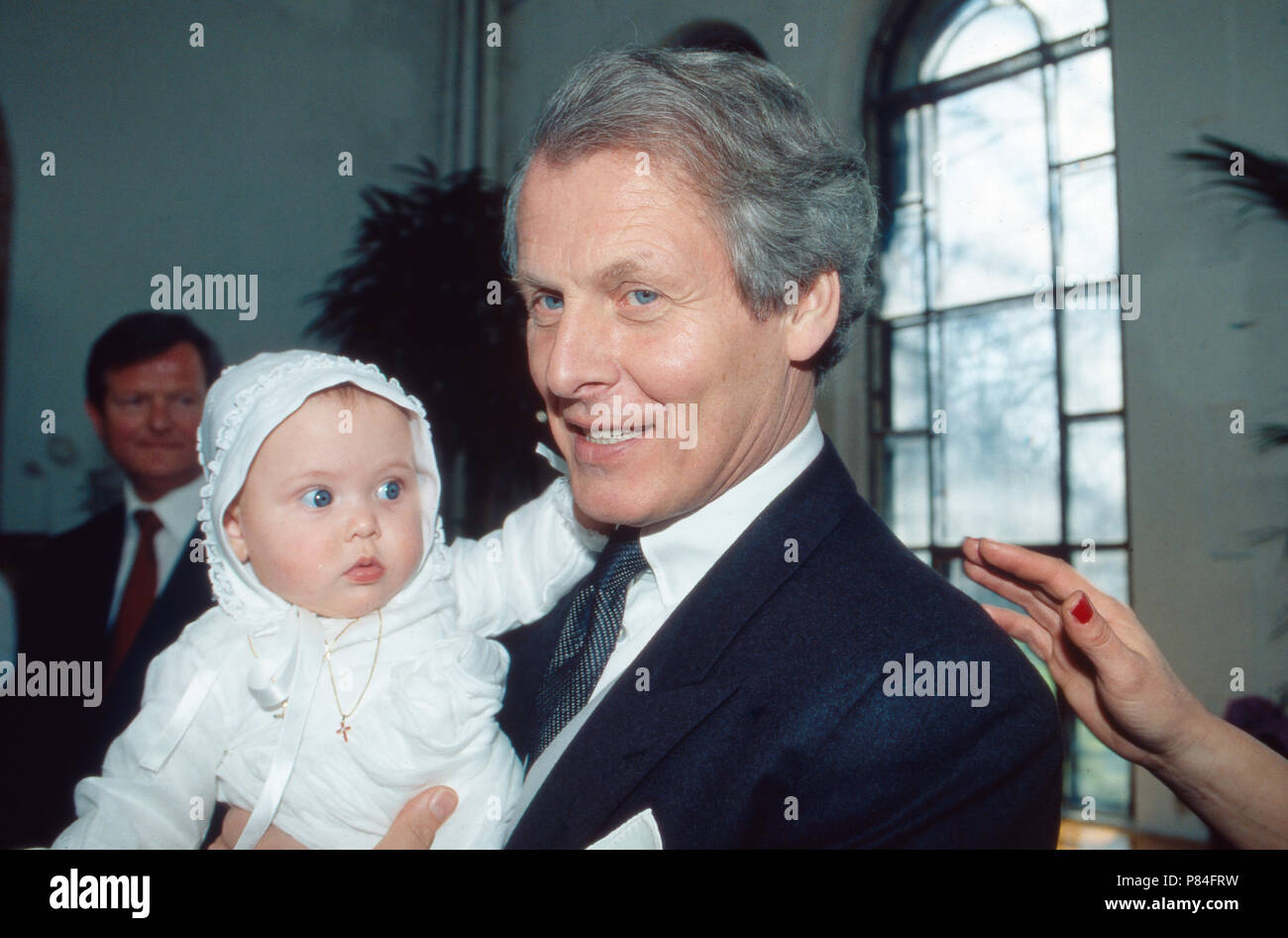 Anton Wolfgang Graf von Faber-Castell mit Baby Victoria, Deutschland 1996.  Anton Wolfgang Count of Faber Castell with his twin baby daughter Victoria,  Germany 1996 Stock Photo - Alamy