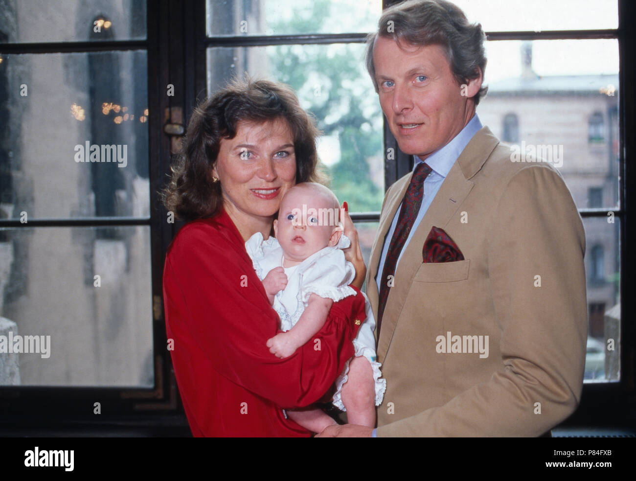 Anton Wolfgang Graf von Faber-Castell mit Ehefrau Mary und Baby Katharina  in Stein bei Nürnberg, Deutschland 1988. Anton Wolfgang Count of Faber  Castell with his wife Mary and baby daughter Katharina at