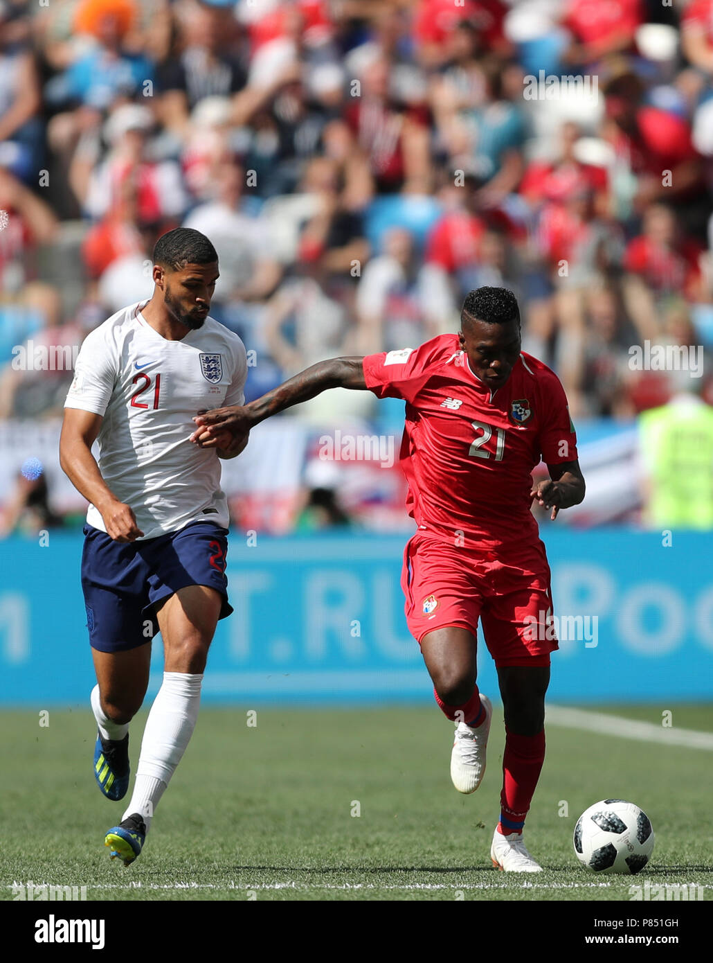 Danny Rose da Inglaterra disputa a bola com Phil Jones do Panama realizada  neste domingo, 24, no Estádio Nizhny Novgorod, na Rússia, válida pela 2ª  rodada do Grupo G da Copa do