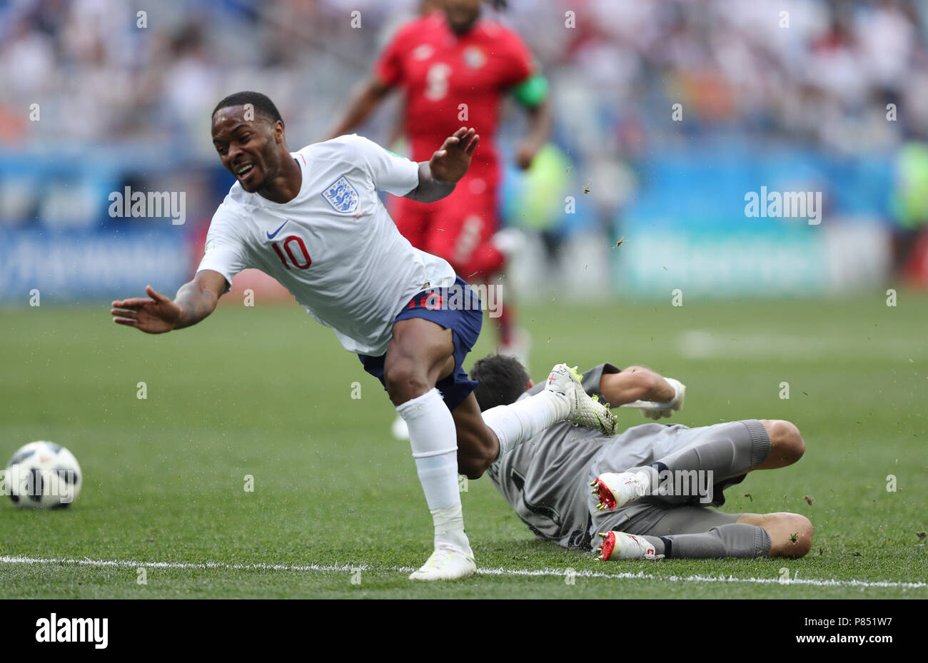 Raheem Sterling da Inglaterra disputa a bola com goleiro do Panama  realizada neste domingo, 24, no Estádio Nizhny Novgorod, na Rússia, válida pela 2ª rodada do Grupo G da Copa do Mundo 2018. Stock Photo