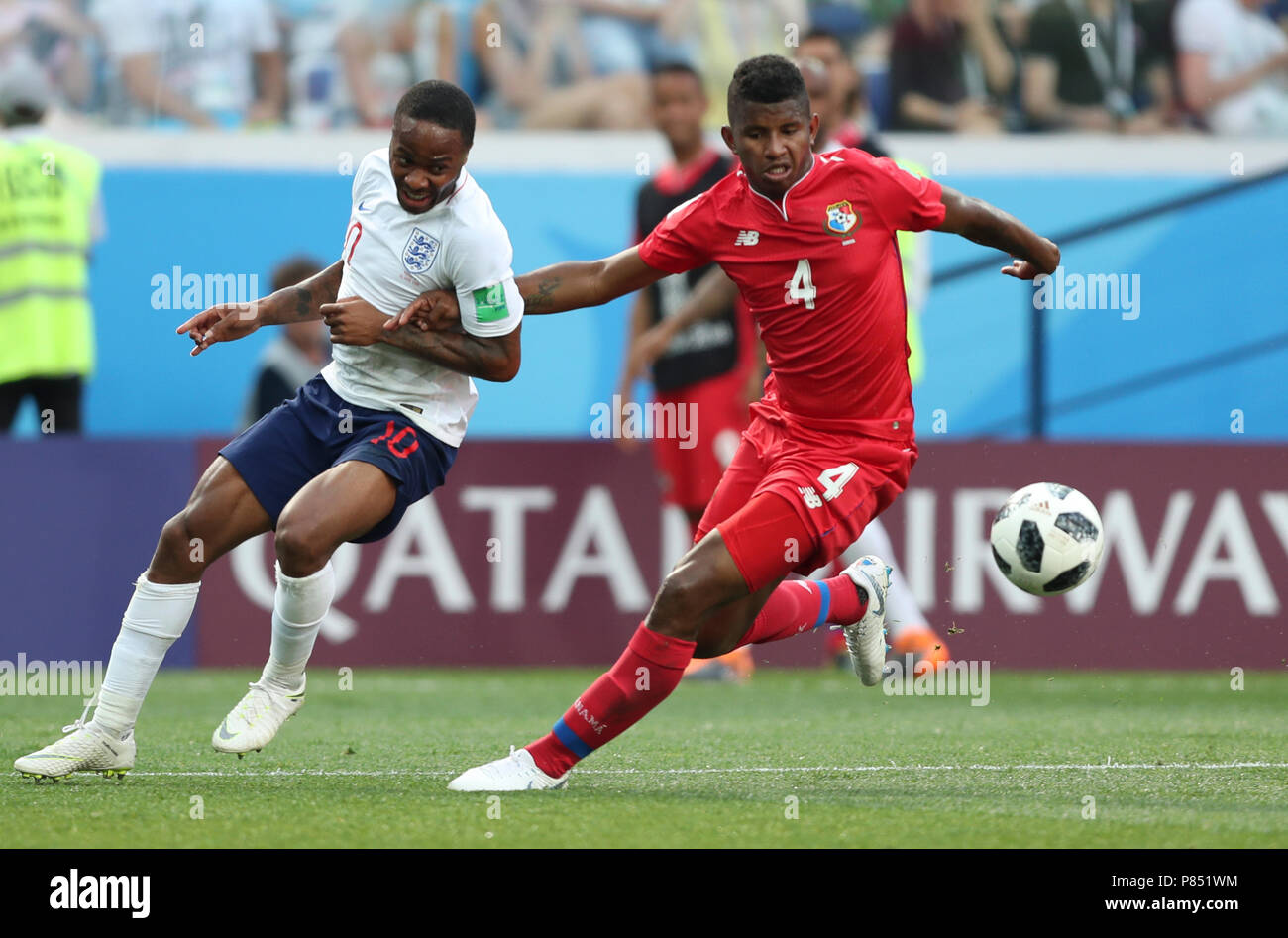 Raheem Sterling da Inglaterra disputa a bola com goleiro do Panama  realizada neste domingo, 24, no