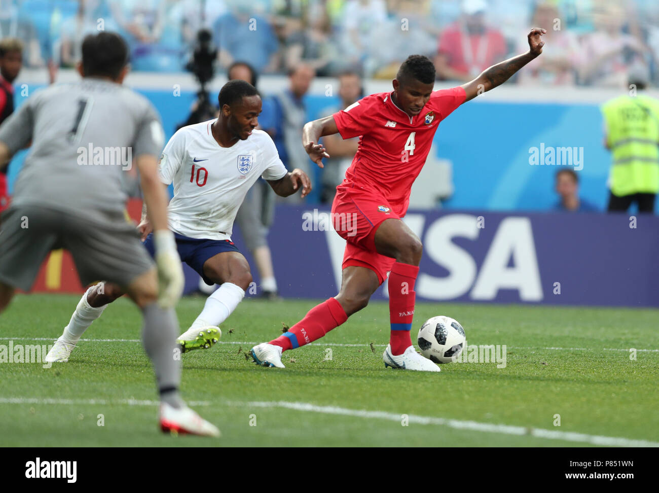 Raheem Sterling da Inglaterra disputa a bola com goleiro do Panama  realizada neste domingo, 24, no