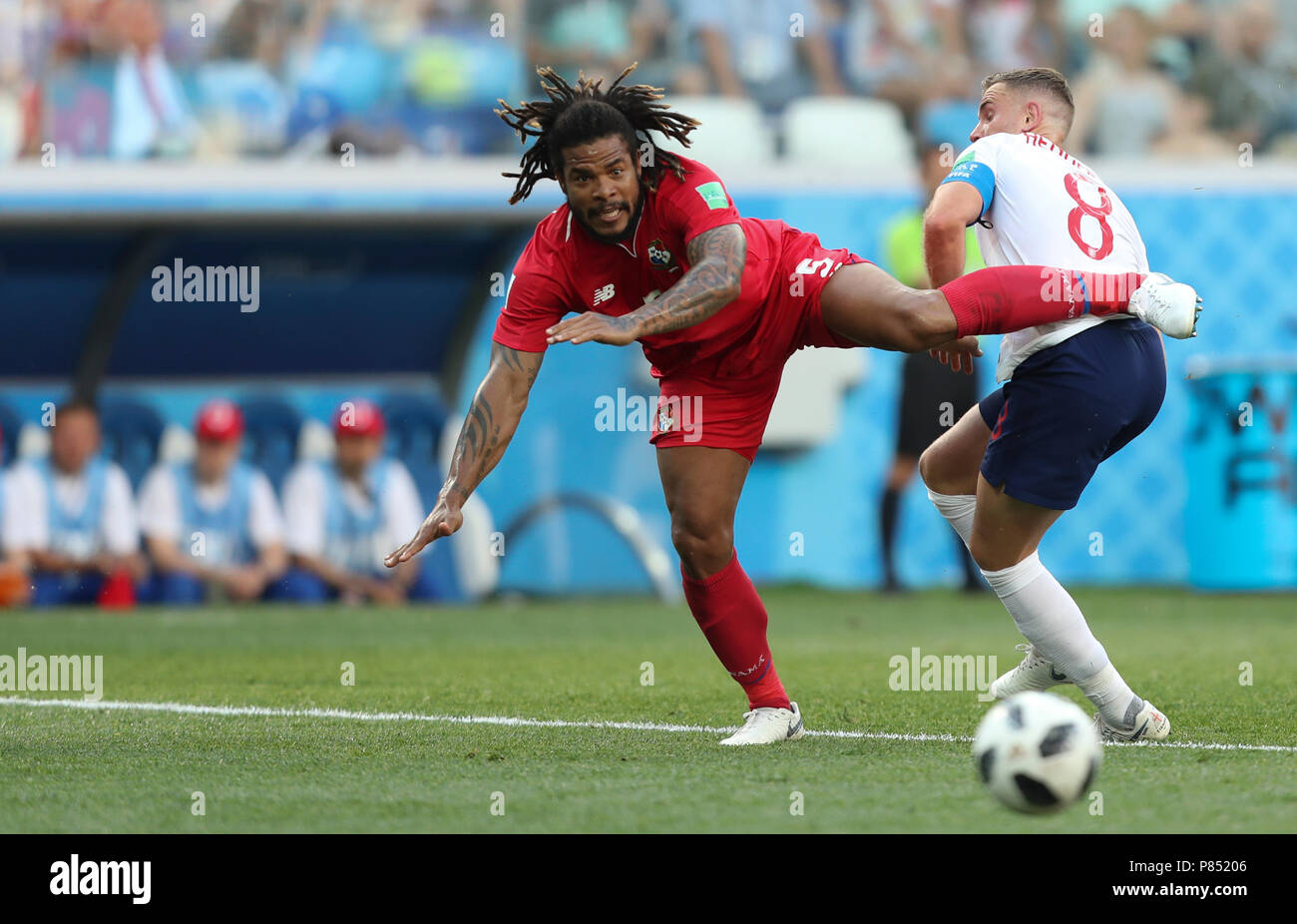 Roman Torres do Panama disputa a bola com time da Inglaterra realizada neste domingo, 24, no Estádio Nizhny Novgorod, na Rússia, válida pela 2ª rodada do Grupo G da Copa do Mundo 2018. Stock Photo