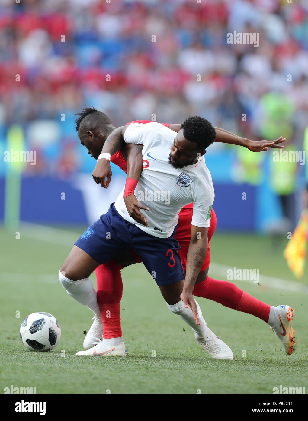 Danny Rose da Inglaterra disputa a bola com jogador do Panama realizada neste domingo, 24, no Estádio Nizhny Novgorod, na Rússia, válida pela 2ª rodada do Grupo G da Copa do Mundo 2018. Stock Photo