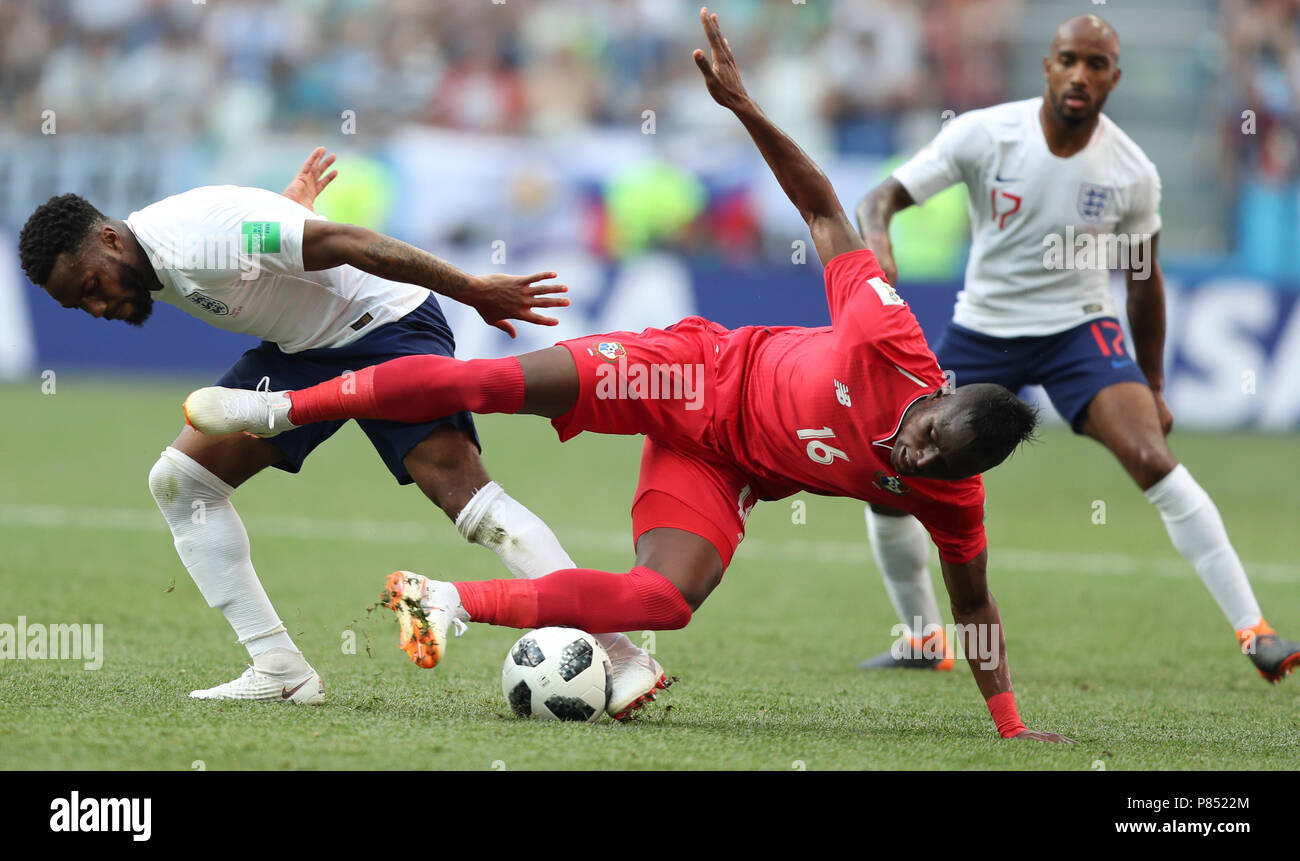 Danny Rose da Inglaterra disputa a bola com Phil Jones do Panama realizada neste domingo, 24, no Estádio Nizhny Novgorod, na Rússia, válida pela 2ª rodada do Grupo G da Copa do Mundo 2018. Stock Photo