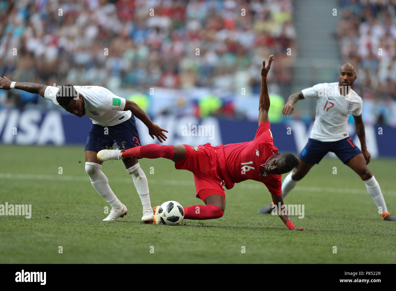 Danny Rose da Inglaterra disputa a bola com Phil Jones do Panama realizada  neste domingo, 24, no Estádio Nizhny Novgorod, na Rússia, válida pela 2ª  rodada do Grupo G da Copa do