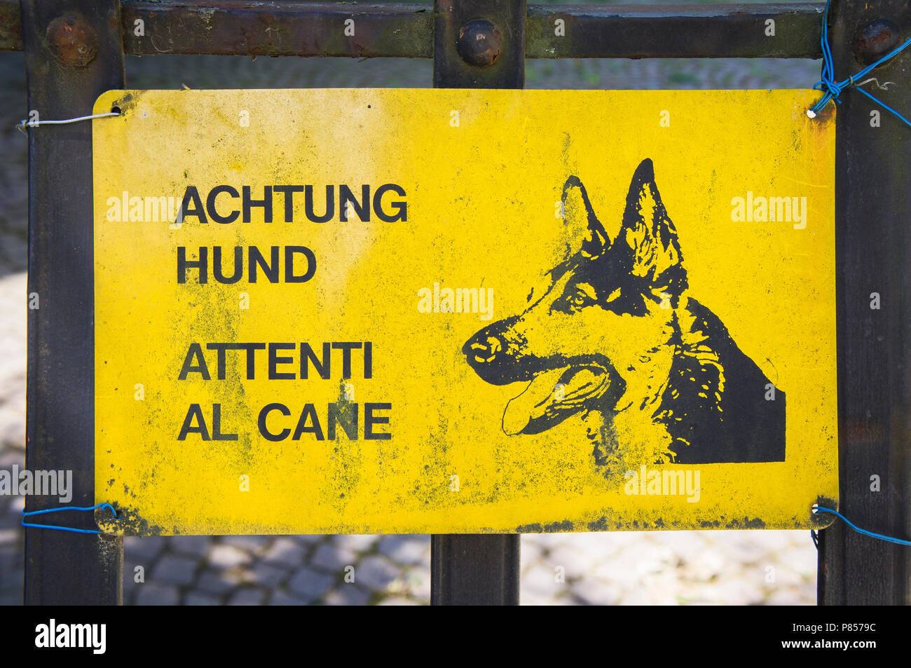 ACHTUNG HUND, ATTENTI AL CANE, beware of dog sign, plaque, warning Stock Photo