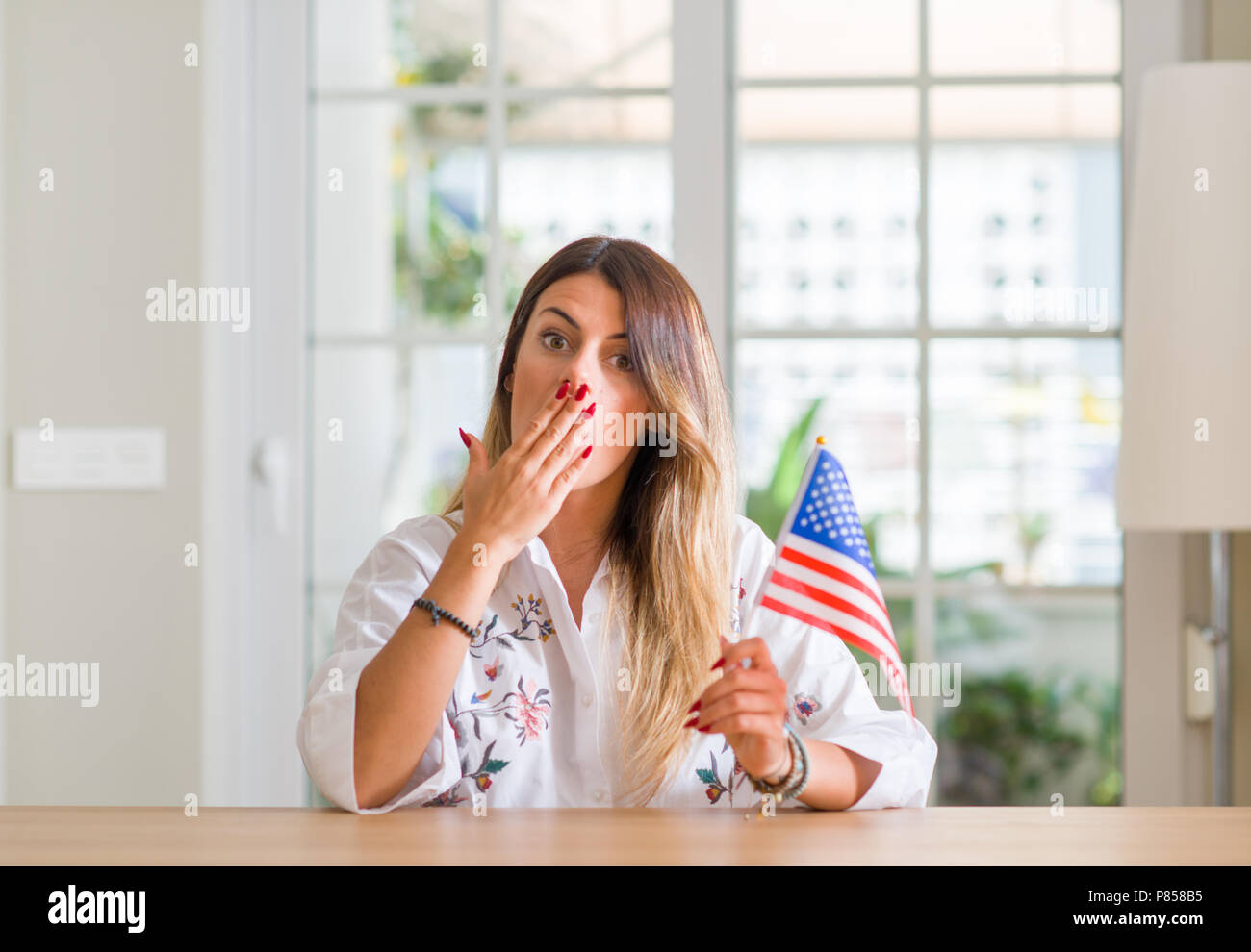 Телефонный разговор. Испуг эмоция. Закрытый рот. Закрывает рот рукой. Он боится говорить.