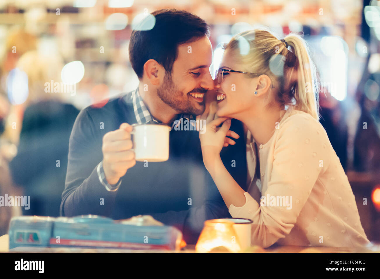 Romantic couple kissing night hi-res stock photography and images - Alamy