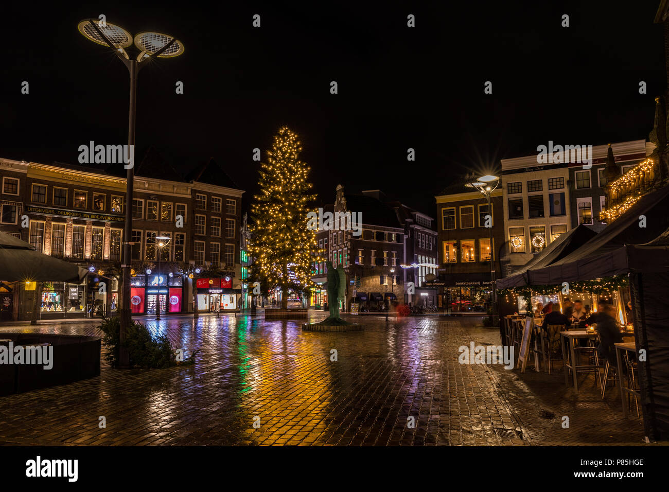 Zwolle bij avond licht, Cityscape Zwolle by night Stock Photo - Alamy
