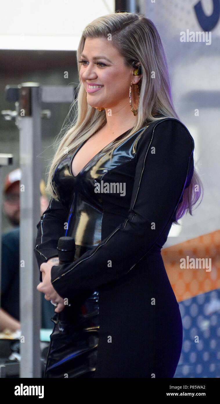 Kelly Clarkson performs on the Today Show NYC Featuring: Kelly Clarkson  Where: NYC, New York, United States When: 08 Jun 2018 Credit: Patricia  Schlein/WENN.com Stock Photo - Alamy