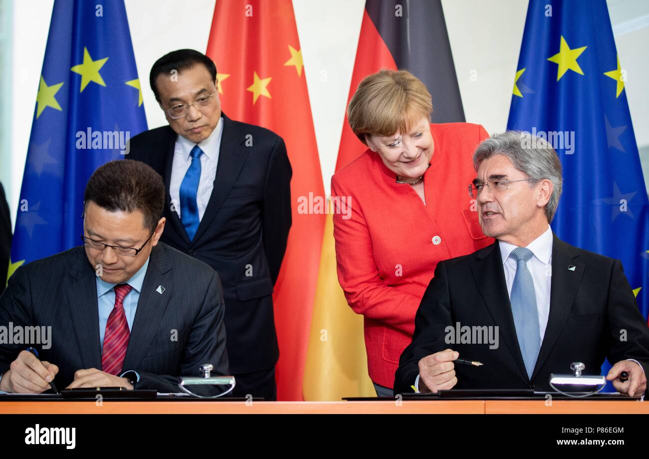Berlin, Germany. 09th July, 2018. German Chancellor Angela Merkel of the Christian Democratic Union (CDU) and China's Premier Li Keqiang standing behind the CEO of Siemens, Joe Kaeser (2-R) and the CEO of State Power Investment, Gian Zhimin. Credit: Kay Nietfeld/dpa/Alamy Live News Stock Photo